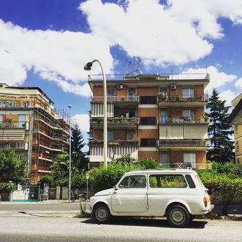 White Fiat car parked in street - бесплатный image #332373